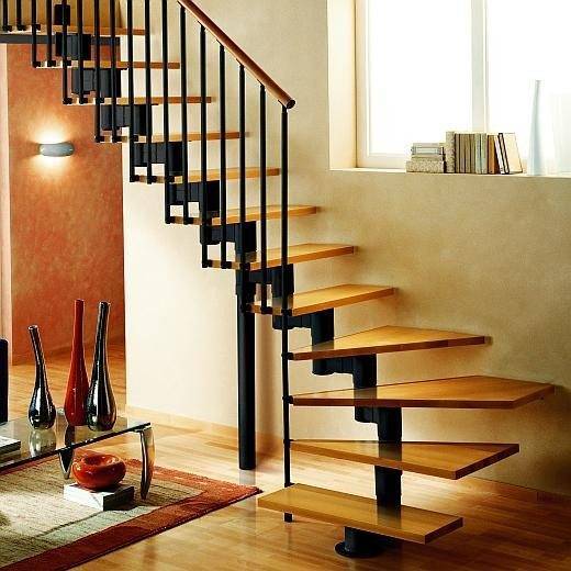Модульная лестница, которую часто путают с консолями из-за близкого расположения к стене, хотя ее элементы не имеют с ней точек фиксации