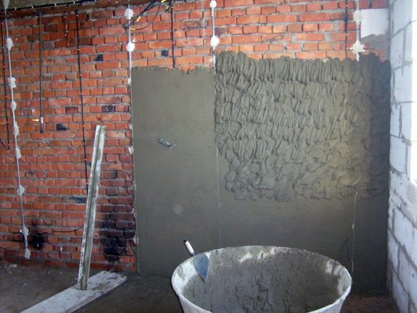 Выполнение черновой штукатурки стен