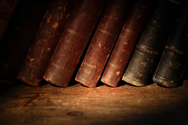 Старые книги — стоковое фото
