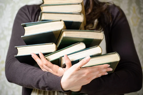 Студент Холдинг старые книги — стоковое фото