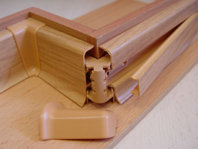 Открытую электропроводку в деревянном доме можно спрятать в таких коробах