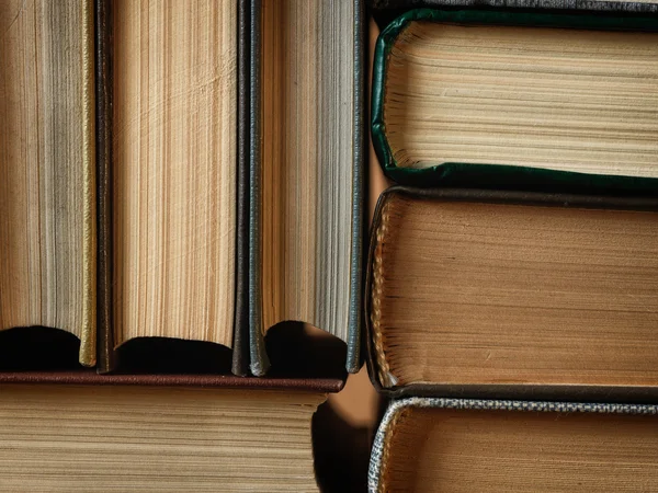 Фон из старых книг расположены в штабеля — стоковое фото