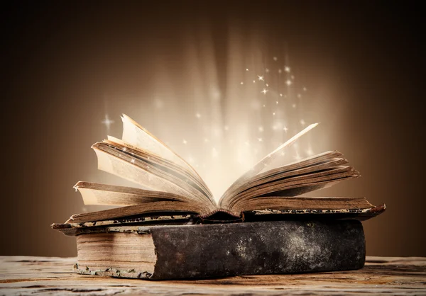 Изображение старинных книг фото