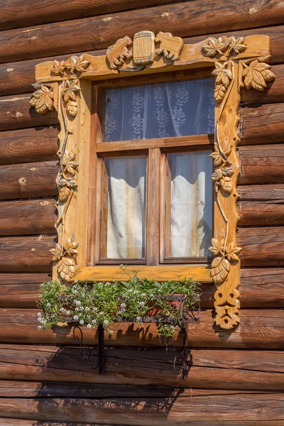 Окно с резными наличниками — стоковое фото