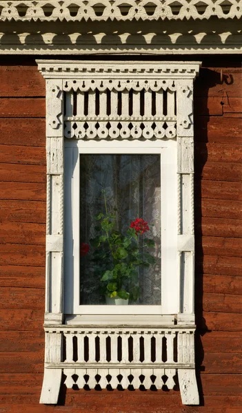 Ростов великое. окно с вырезанными архитравами — стоковое фото