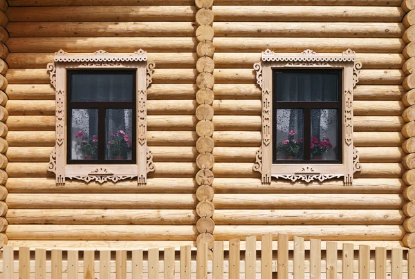 Стена из сруба с резными окнами — стоковое фото