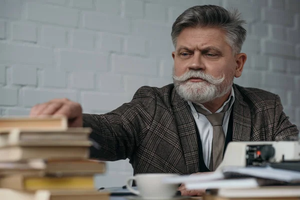 Крупным Планом Бородатый Старший Писатель Рабочем Месте Принимая Книгу Стека — стоковое фото