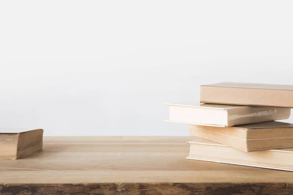 Стек Старых Книг Деревянным Столом Белом — стоковое фото