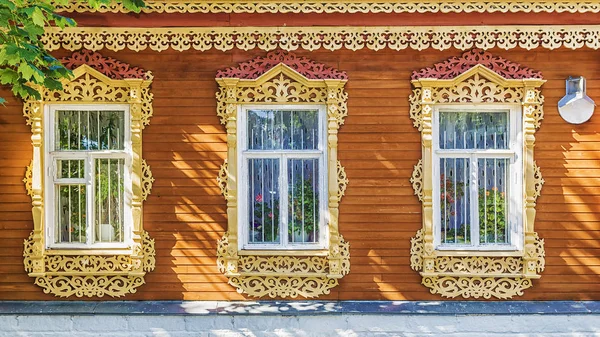 Русский дом фасад с резными наличниками — стоковое фото