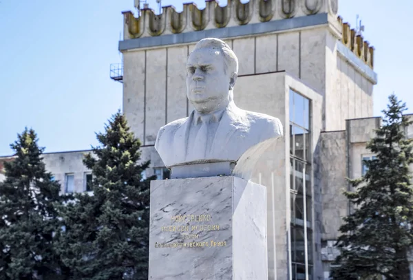 Bust of Maistrenko. Construction of the Soviet era. Monument to the former chairman of the collective farm. — стоковое фото