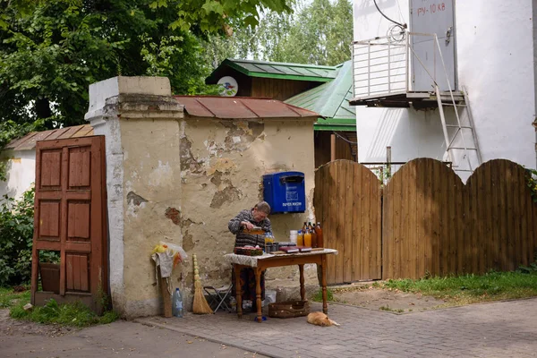 Пожилая женщина России продавать бутылки мидуса, банки с вареньем и ups ягод в историческом центре Суздаль, Владимирская область, Россия — стоковое фото