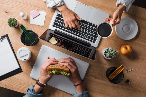 Cropped Shot Businesspeople Having Lunch Workplace — стоковое фото