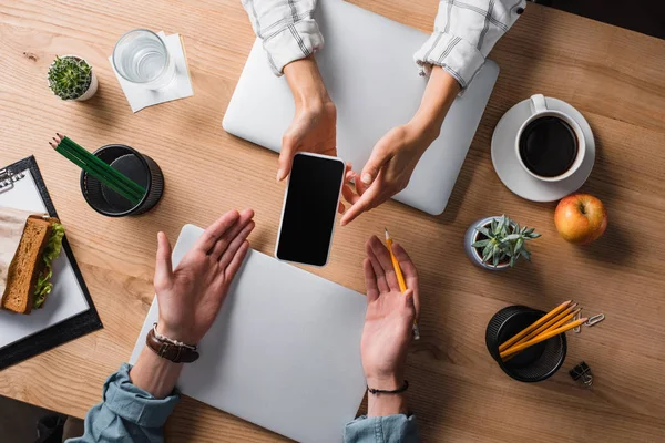 Cropped Shot Businesswoman Showing Smartphone Blank Screen Colleague Workplace — стоковое фото