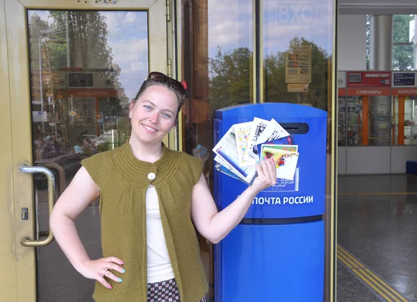 Sochi Russia June 2017 Woman Standing Mailbox Postcards Her Hands — стоковое фото