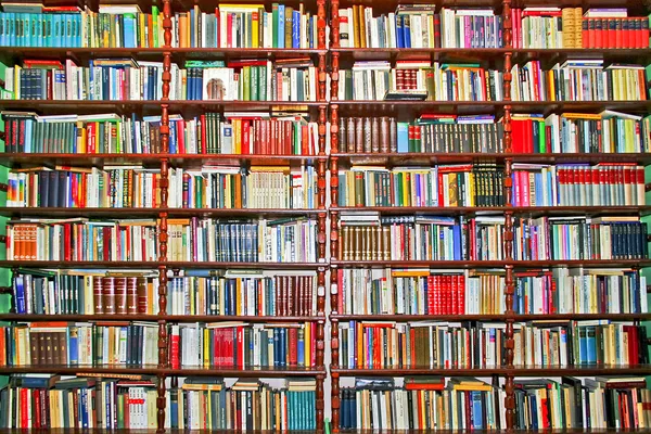 Книжная полка — стоковое фото