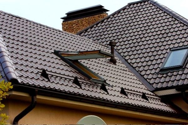 установка снегозадержателей на крыше из металлочерепицы фото