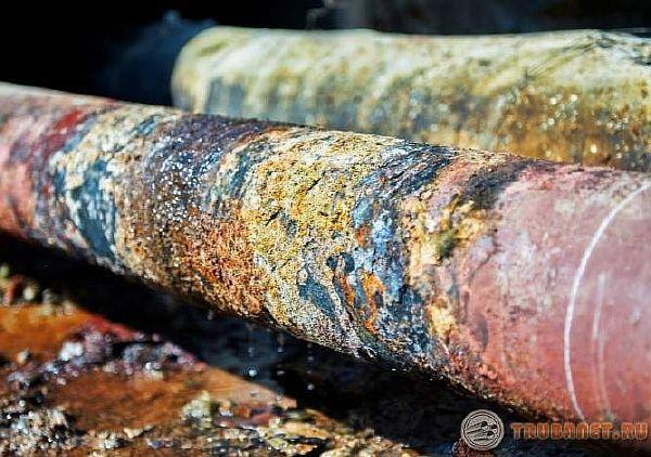 фото: причины протекания водопроводных трубопроводов под давлением